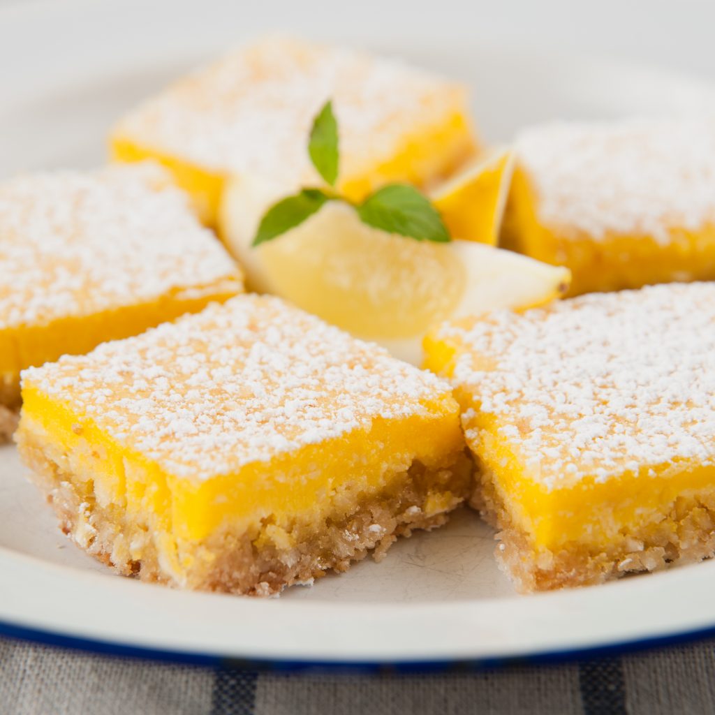 Рецепты квадратики. Пирог с лимонной начинкой. Пирожное с лимонной начинкой. Печенье лимонные квадратики. Печенье с лимонной начинкой.